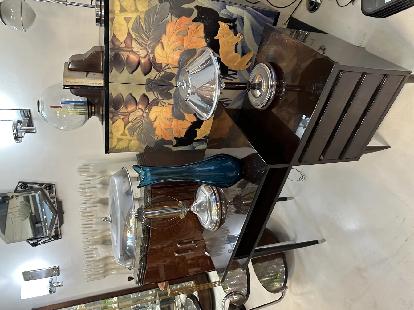 vaso antico decorativo su un tavolo lucido