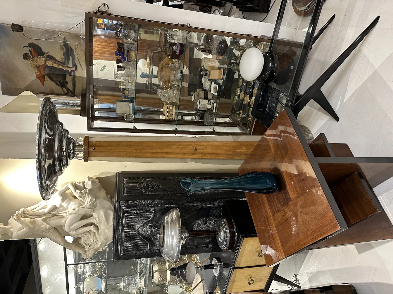 vase antico con forma elegante, decorato in ambiente classico