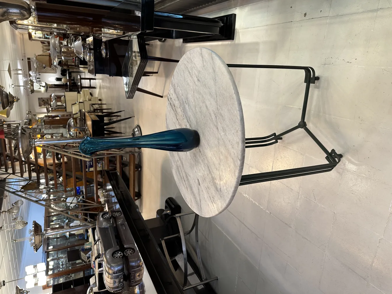 vase antico in vetro in un contesto decorativo