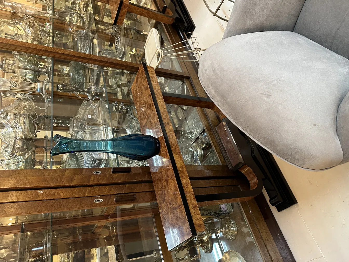 vaso antico blu con dettagli stilizzati in un ambiente elegante