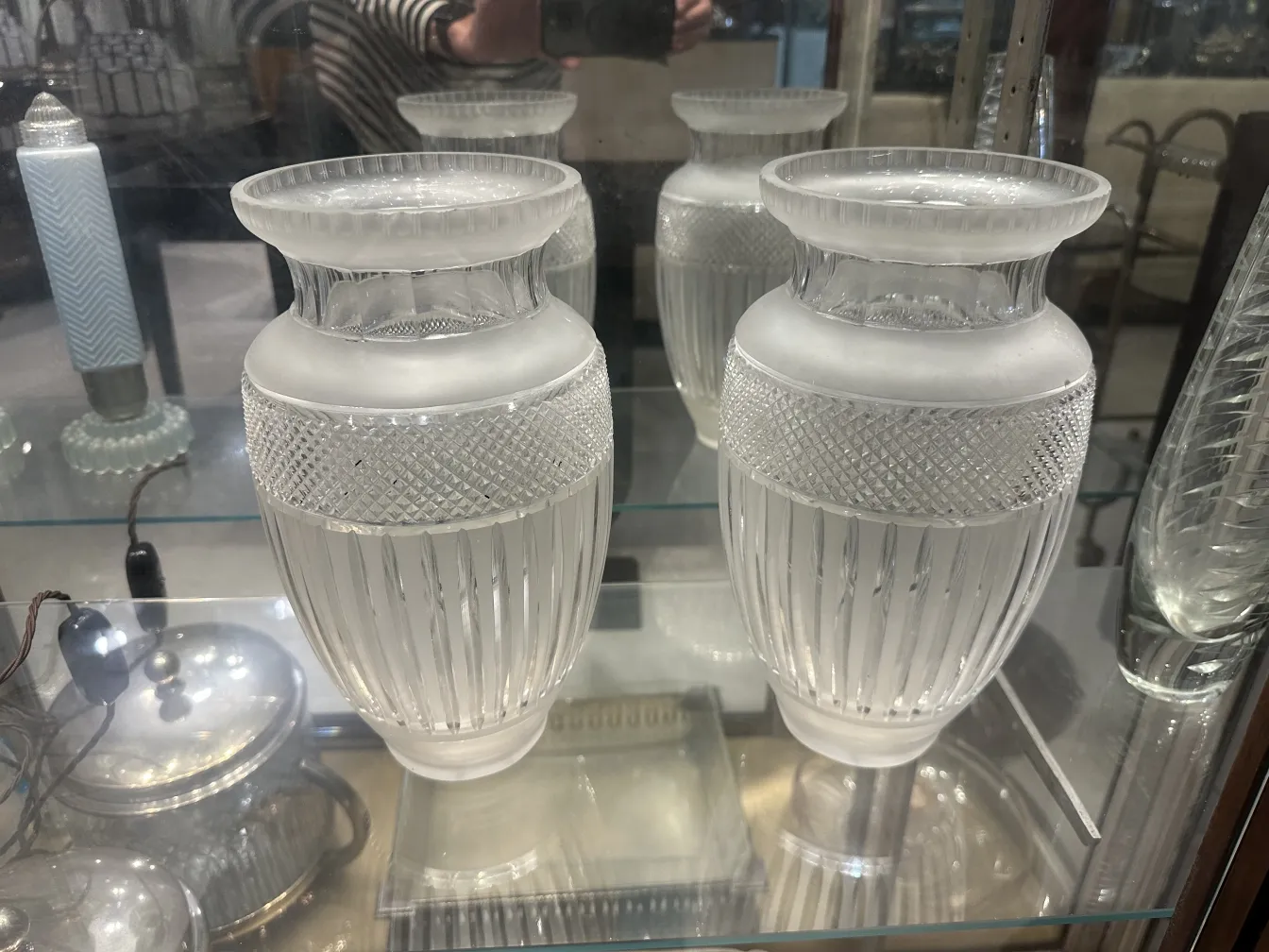 deux vases anciens en verre avec des détails décoratifs