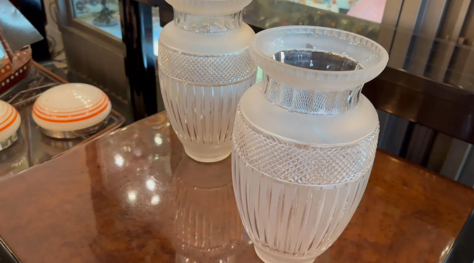 Deux vases anciens décoratifs sur une table