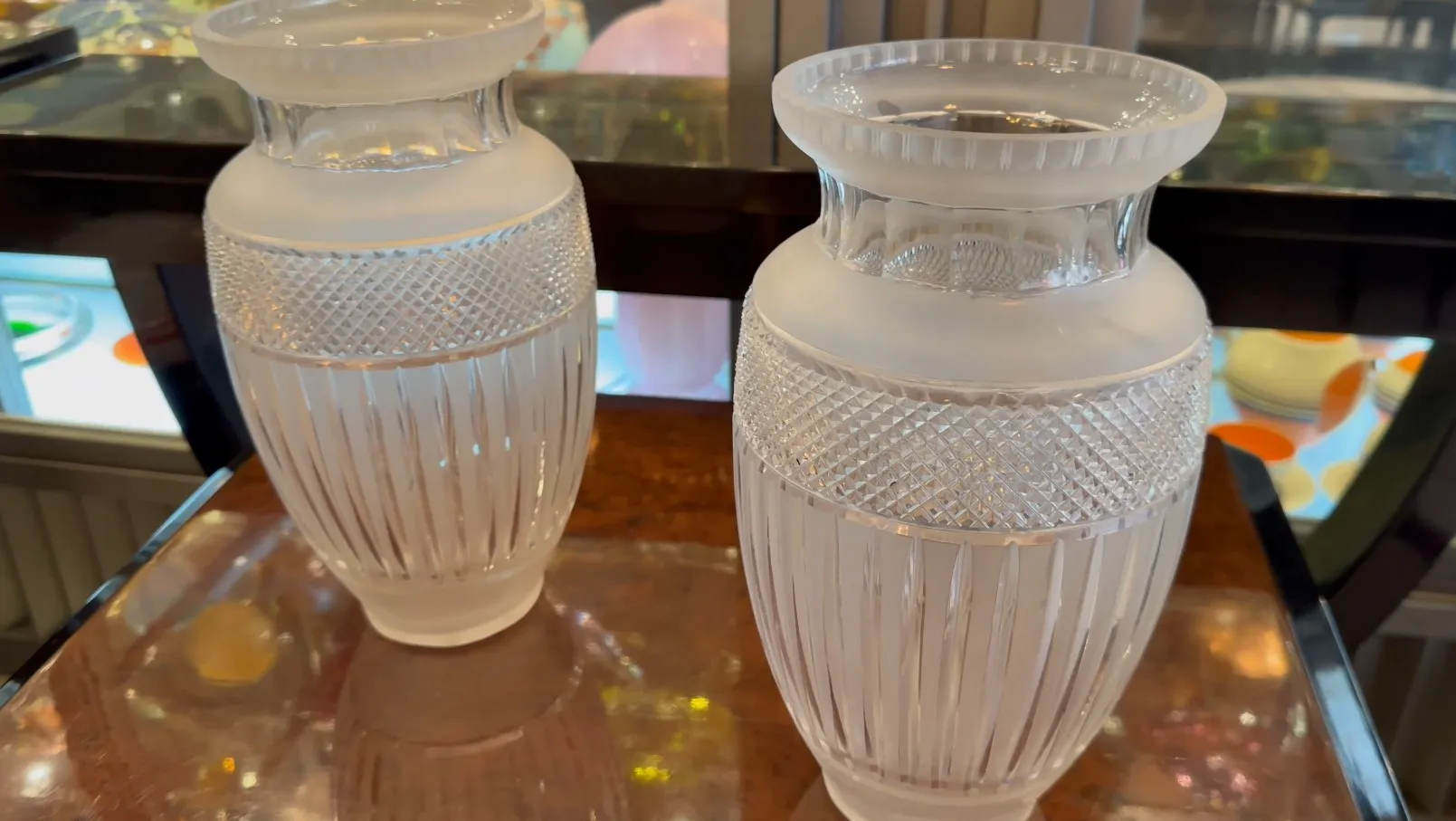 deux vases antiques avec un design décoratif