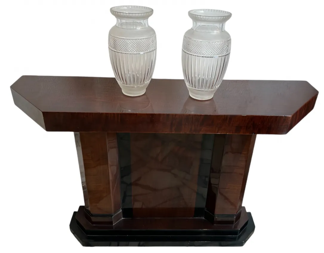 两只古董玻璃花瓶放在黑色木桌上。