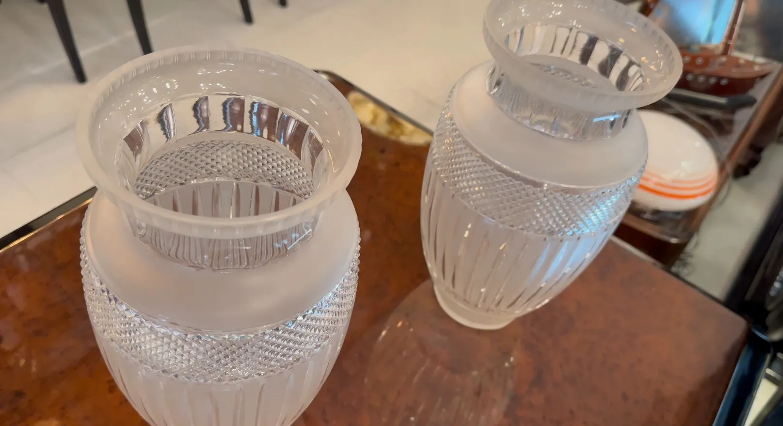 conjunto de 2 vasos antigos de vidro claros