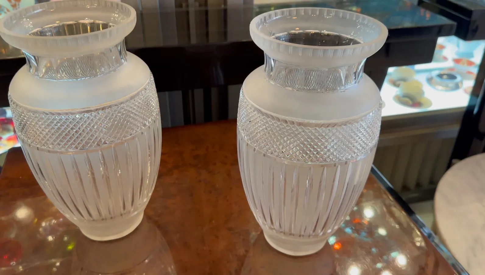 deux vases anciens sur la table, décoration classique