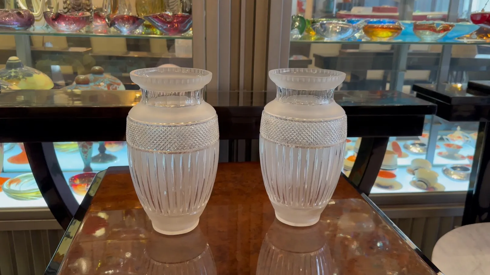 dois vasos de antiguidades decorativos em uma vitrine brilhante