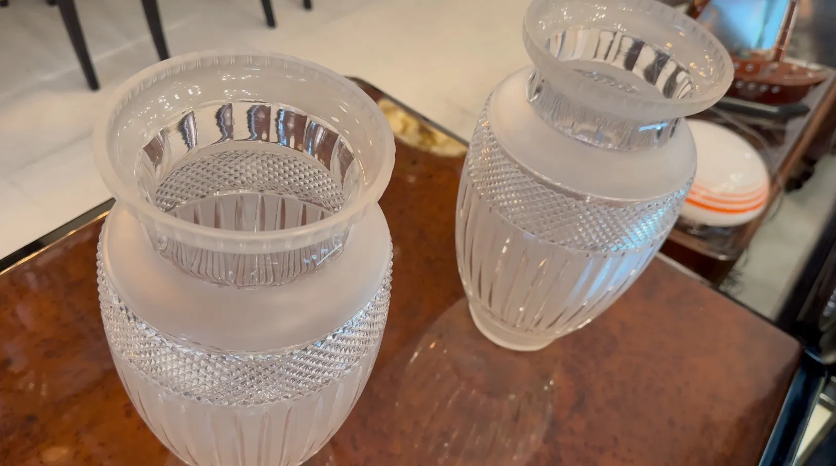 due vasi antichi con dettagli decorativi in un ambiente elegante