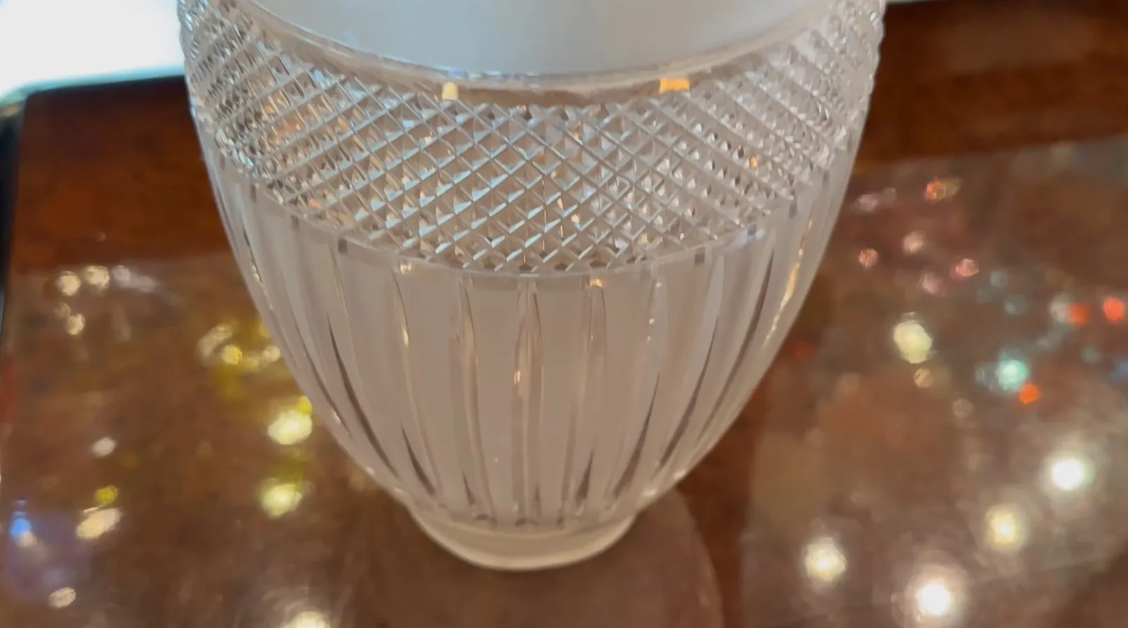 dois vasos antigos com detalhes decorativos elegantes