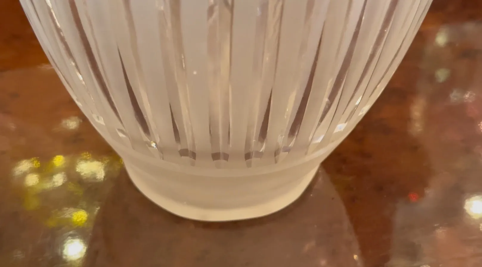 2 vasos antigos com design estriado sobre uma mesa