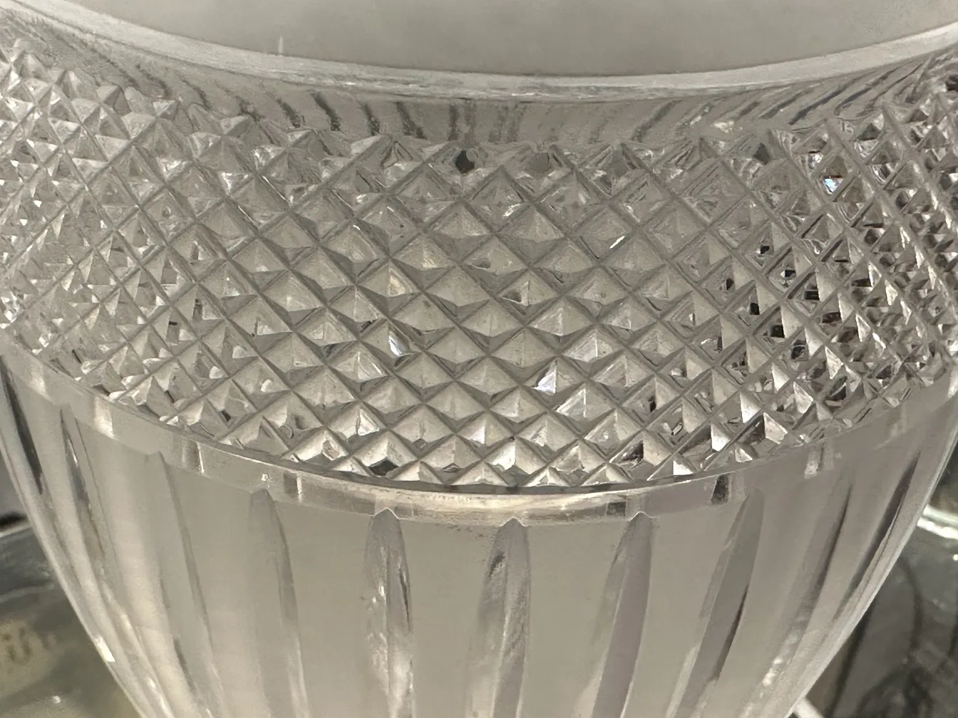 Deux vases anciens avec un design orné et une forme classique.