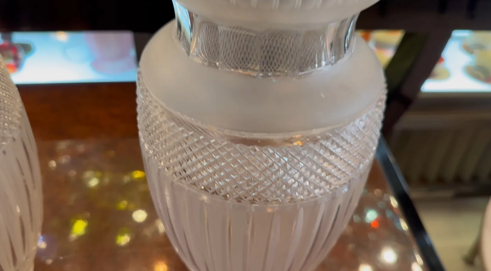 Deux vases anciens avec un design décoratif en haut