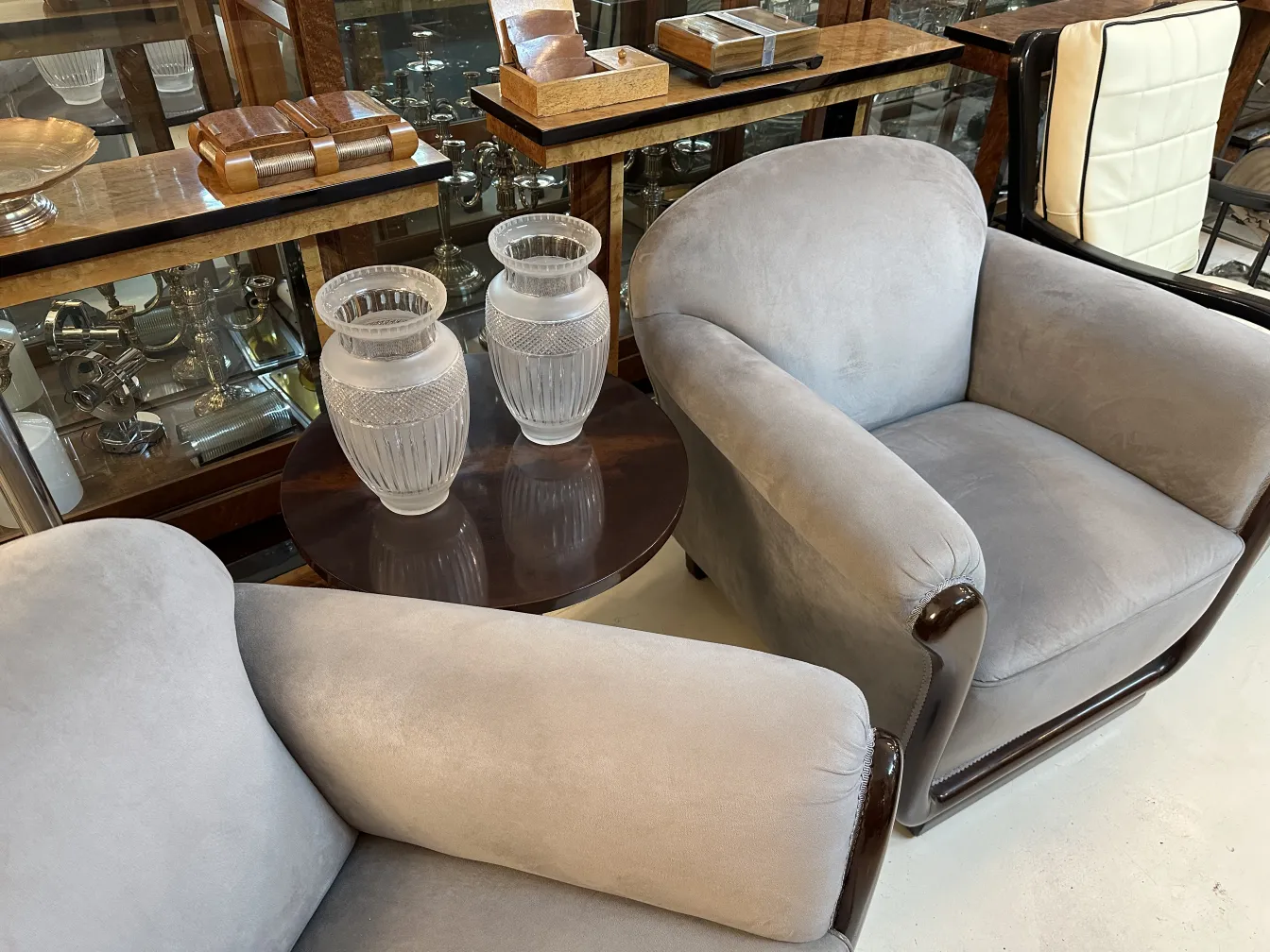 deux anciens vases décoratifs sur une table ronde