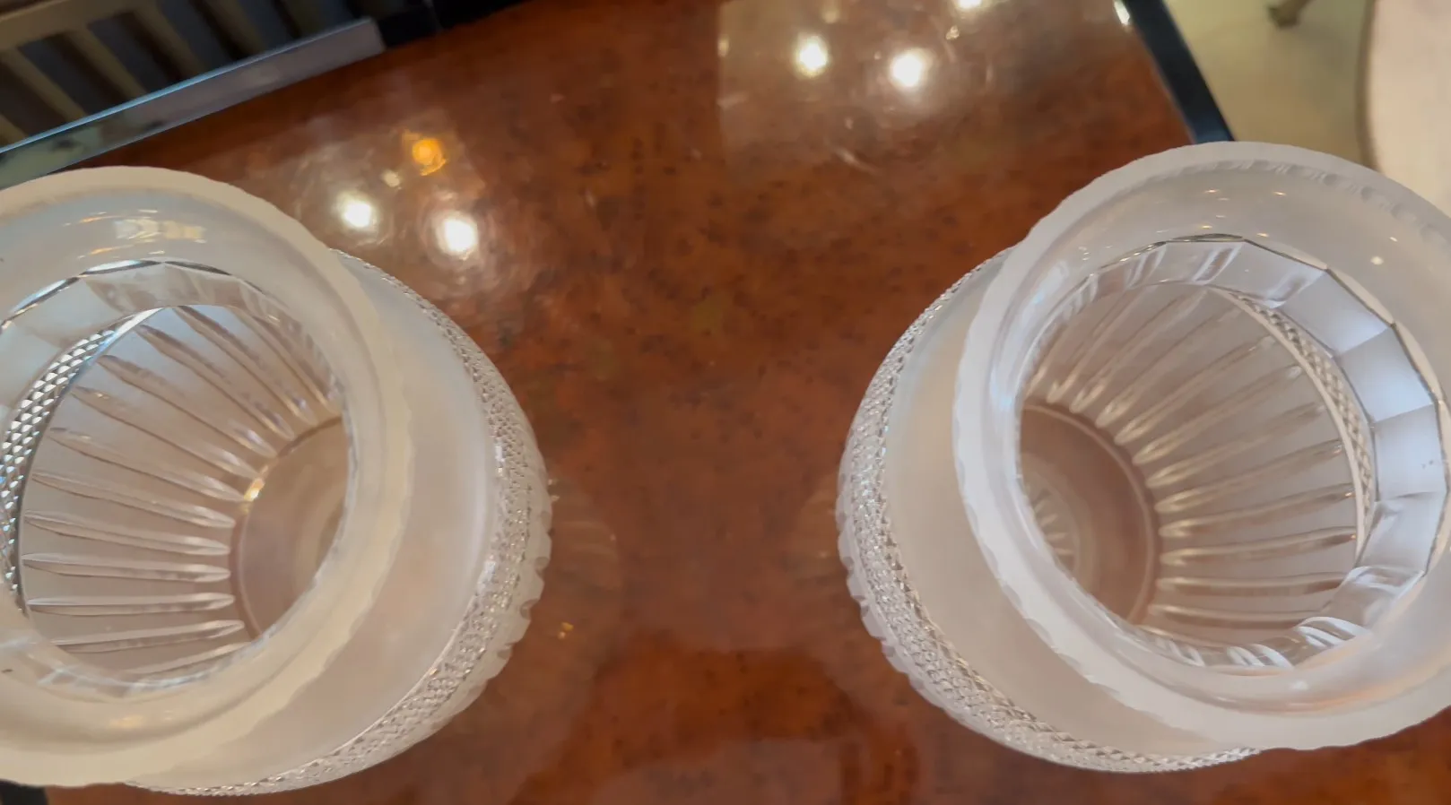 dois vasos antigos com design decorativo único