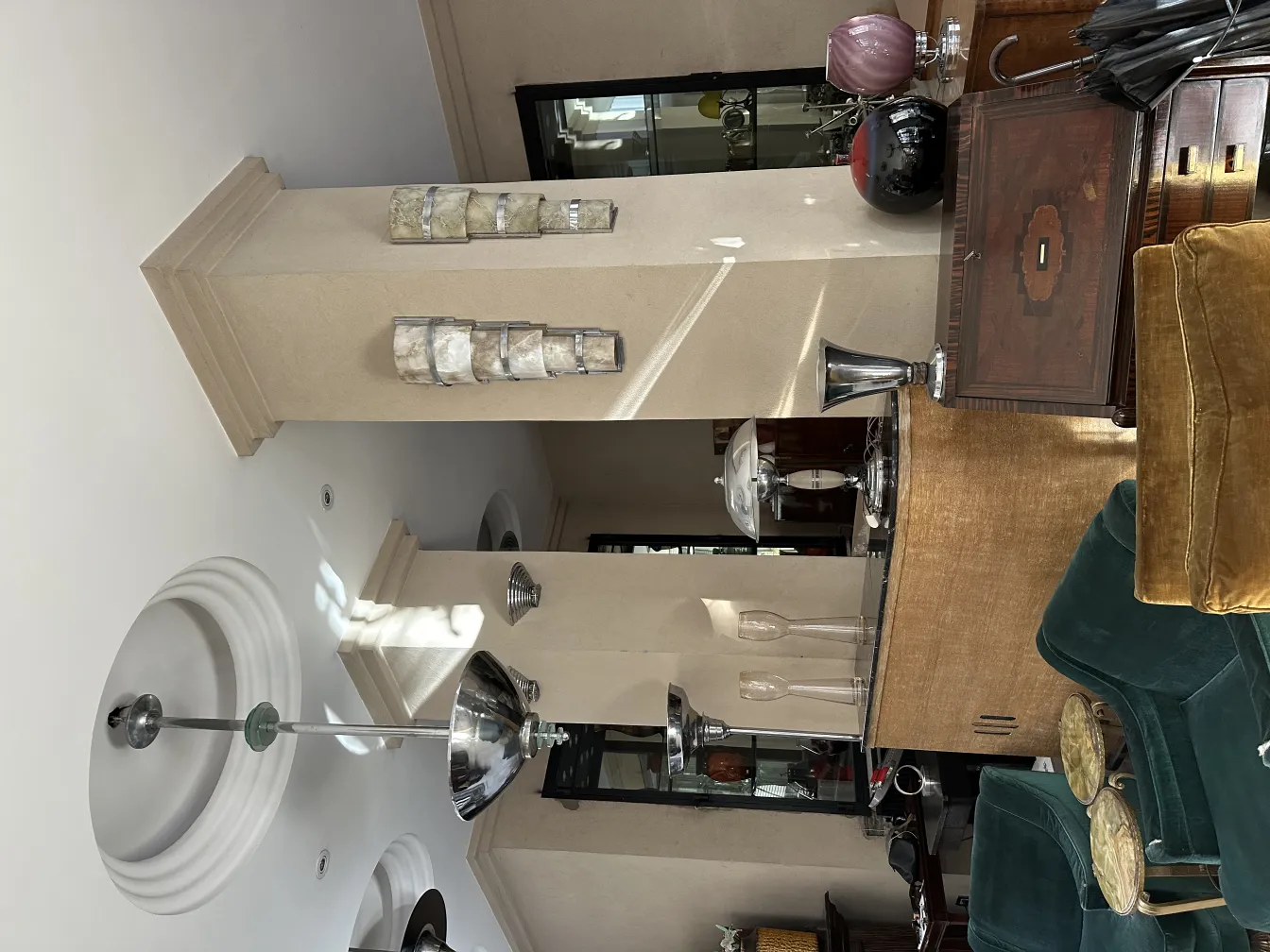 dois vasos antigos com design elegante na sala