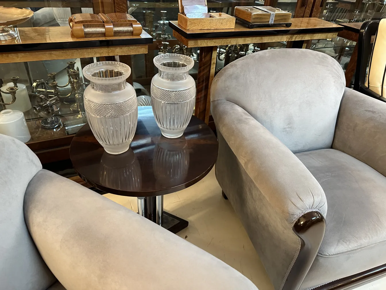 dois vasos antigos em uma mesa elegante, fundo decorativo