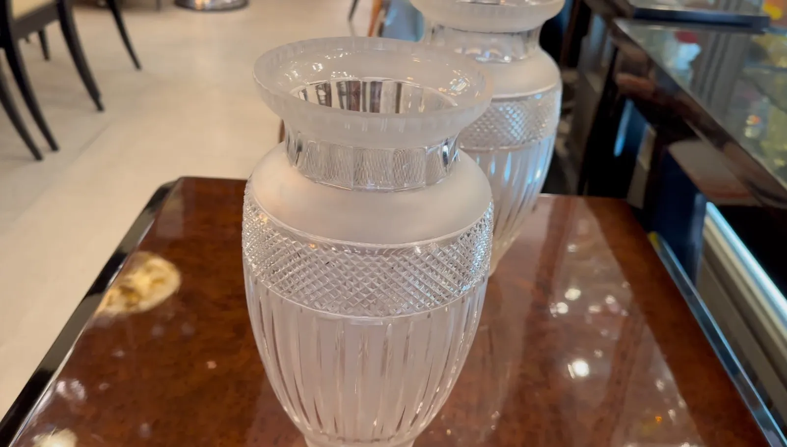 deux vases anciens avec un design élégant et détaillé dans un cadre accueillant