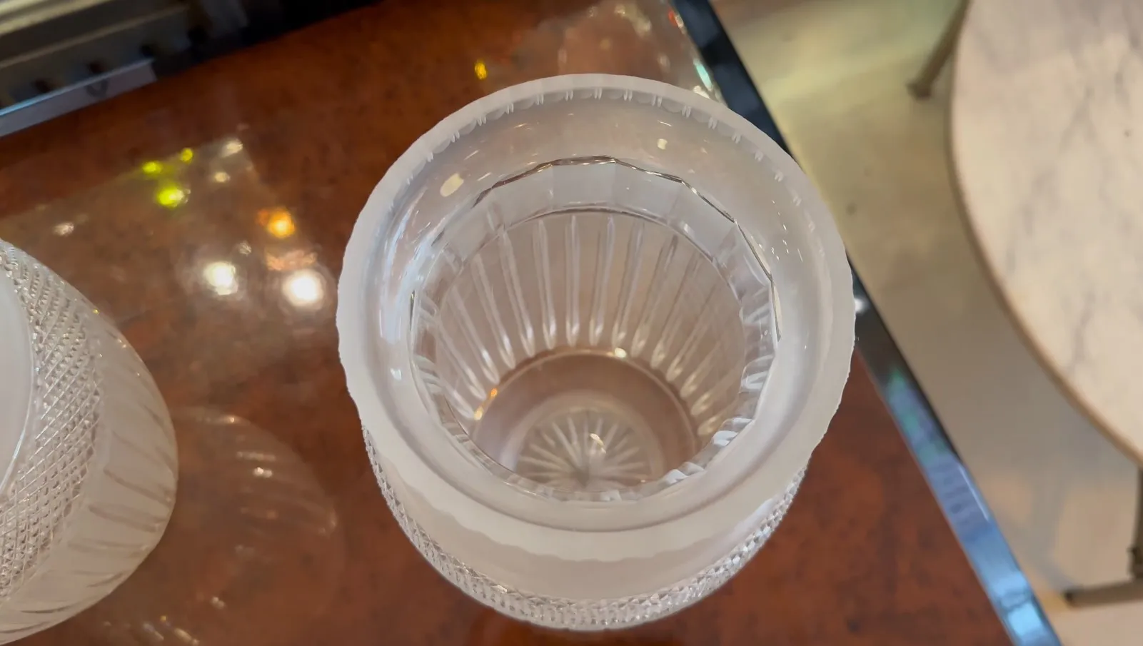 2个古董装饰花瓶的顶部视图，背景中性。