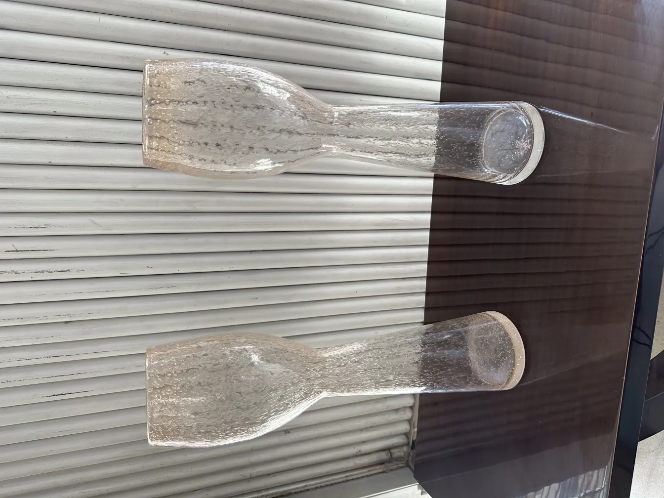 光沢のある表面に美しいデザインの古代花瓶2個