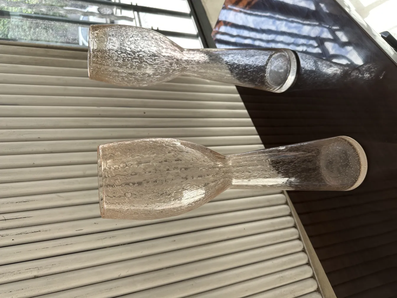 明るい背景のテーブルにある2個の古代装飾花瓶