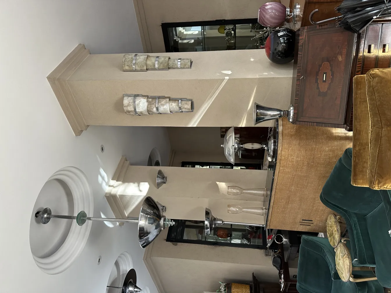 2 antike Vasen mit einzigartigem Design im Wohnzimmer