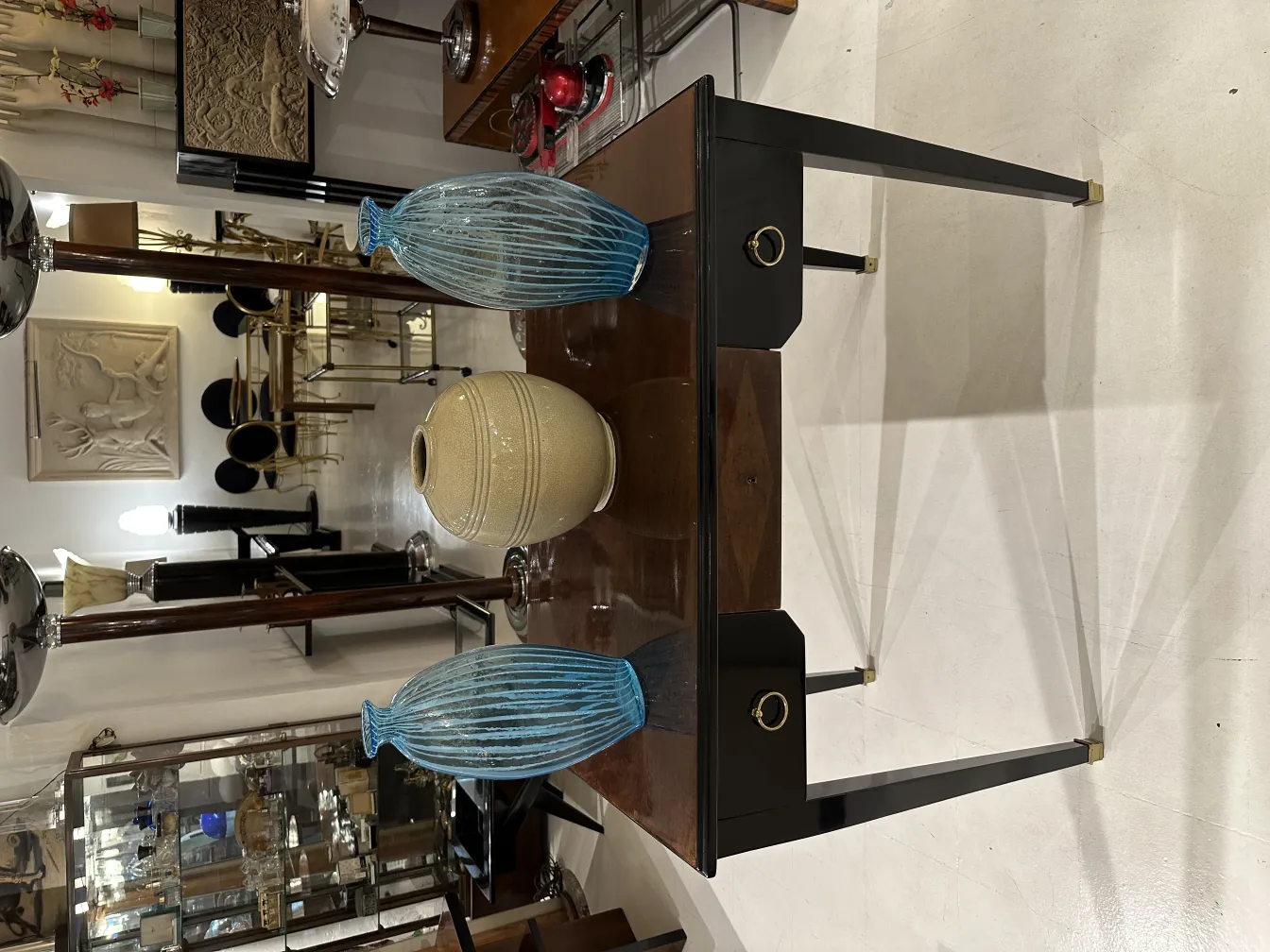 مزهرية قديمة على طاولة مع خلفية زخرفية