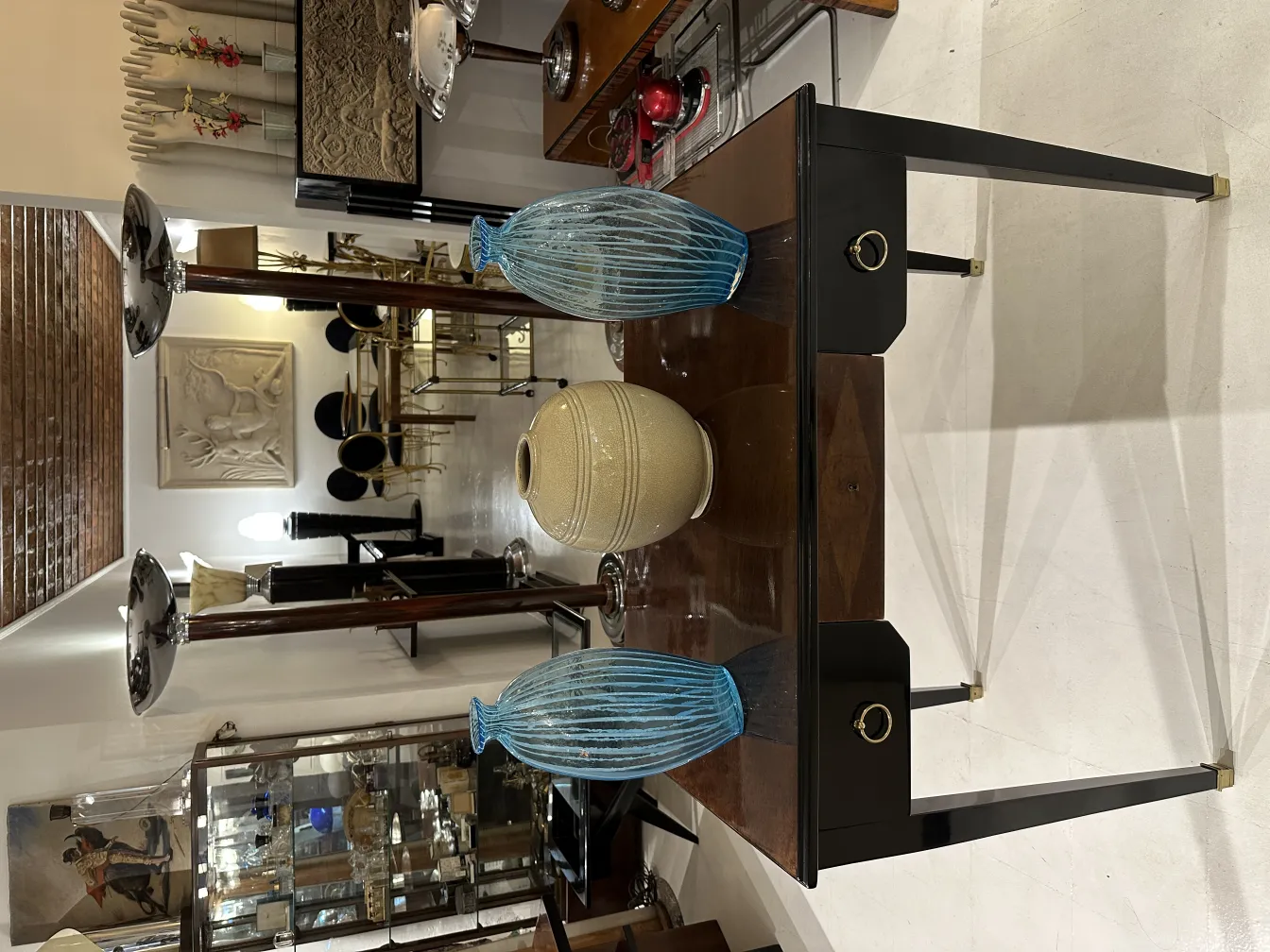 dois vasos antigos com design elegante e detalhes decorativos