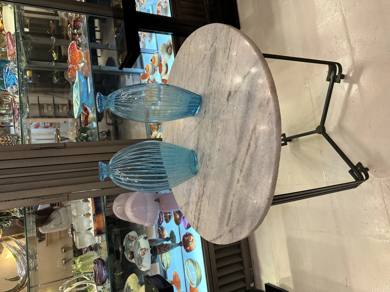 deux vases anciens bleus sur une table ronde