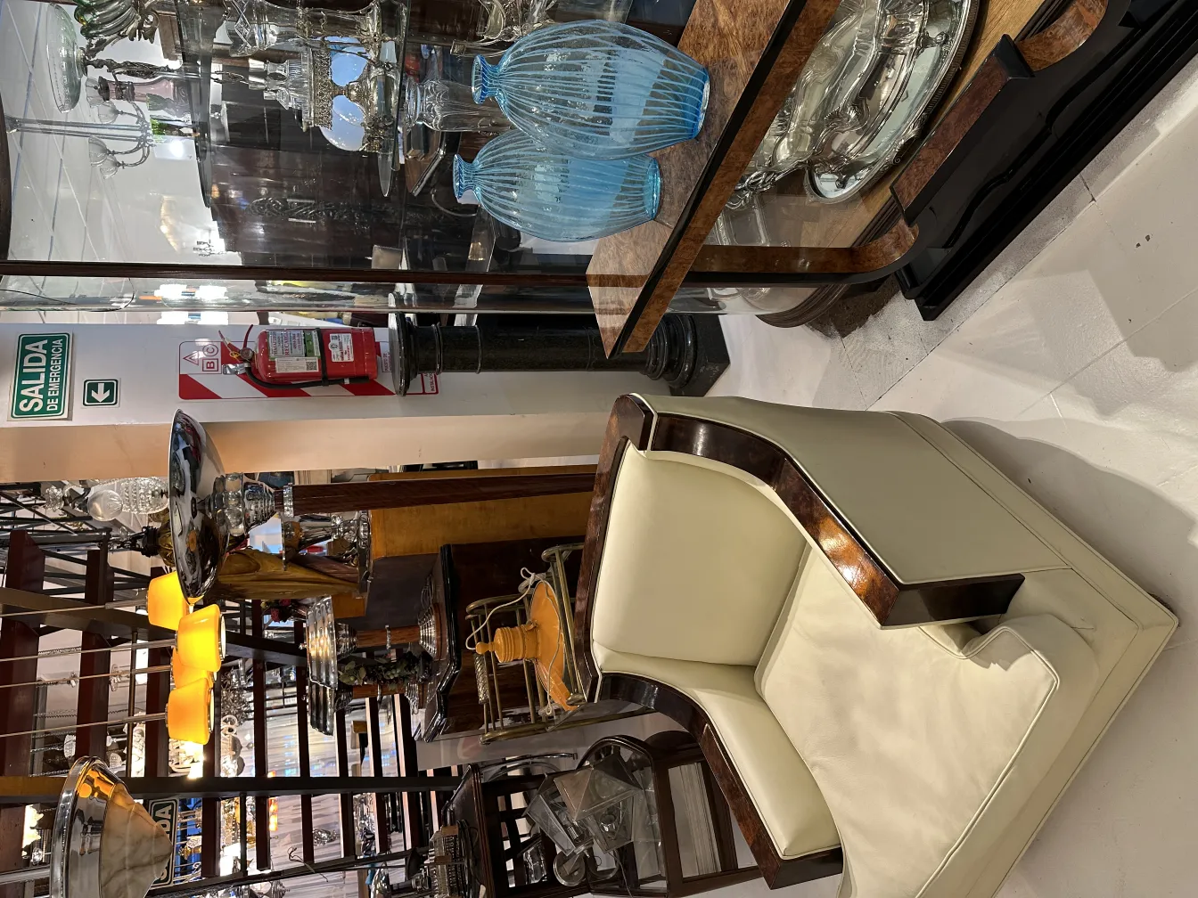 Dois vasos antigos em uma vitrine com detalhes brilhantes, ambiente elegante.