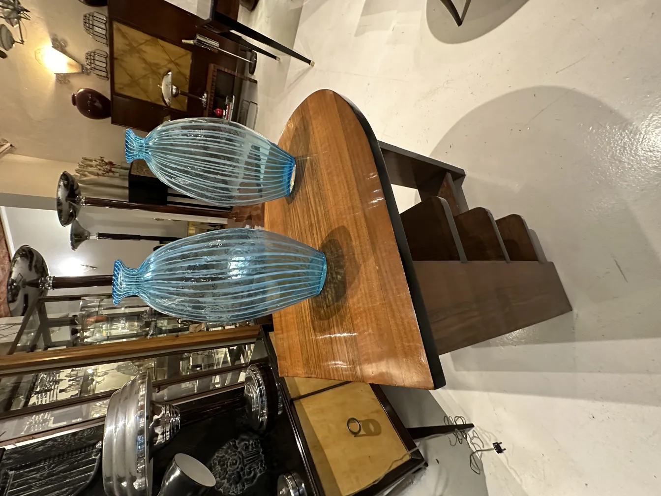 Deux vases anciens avec un design attrayant dans un cadre décoratif