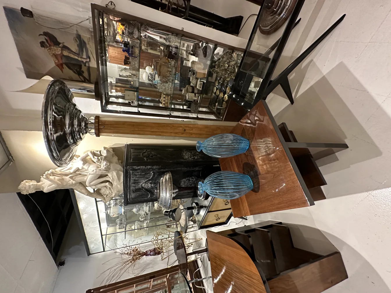 2 floreros de antigüedades en un entorno decorativo con otros objetos