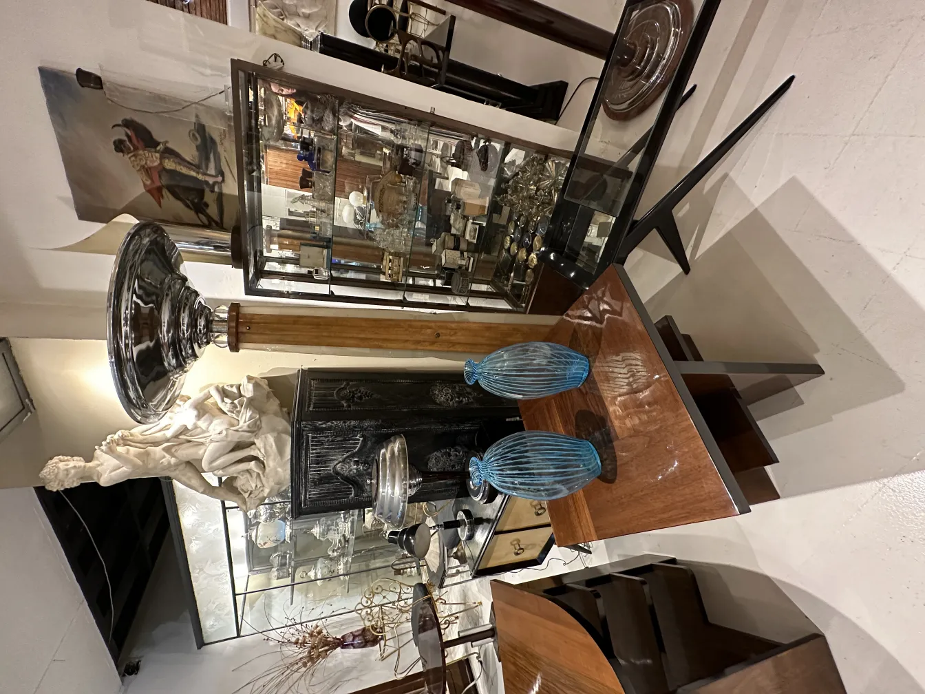 2 vasi antichi decorativi in un ambiente elegante