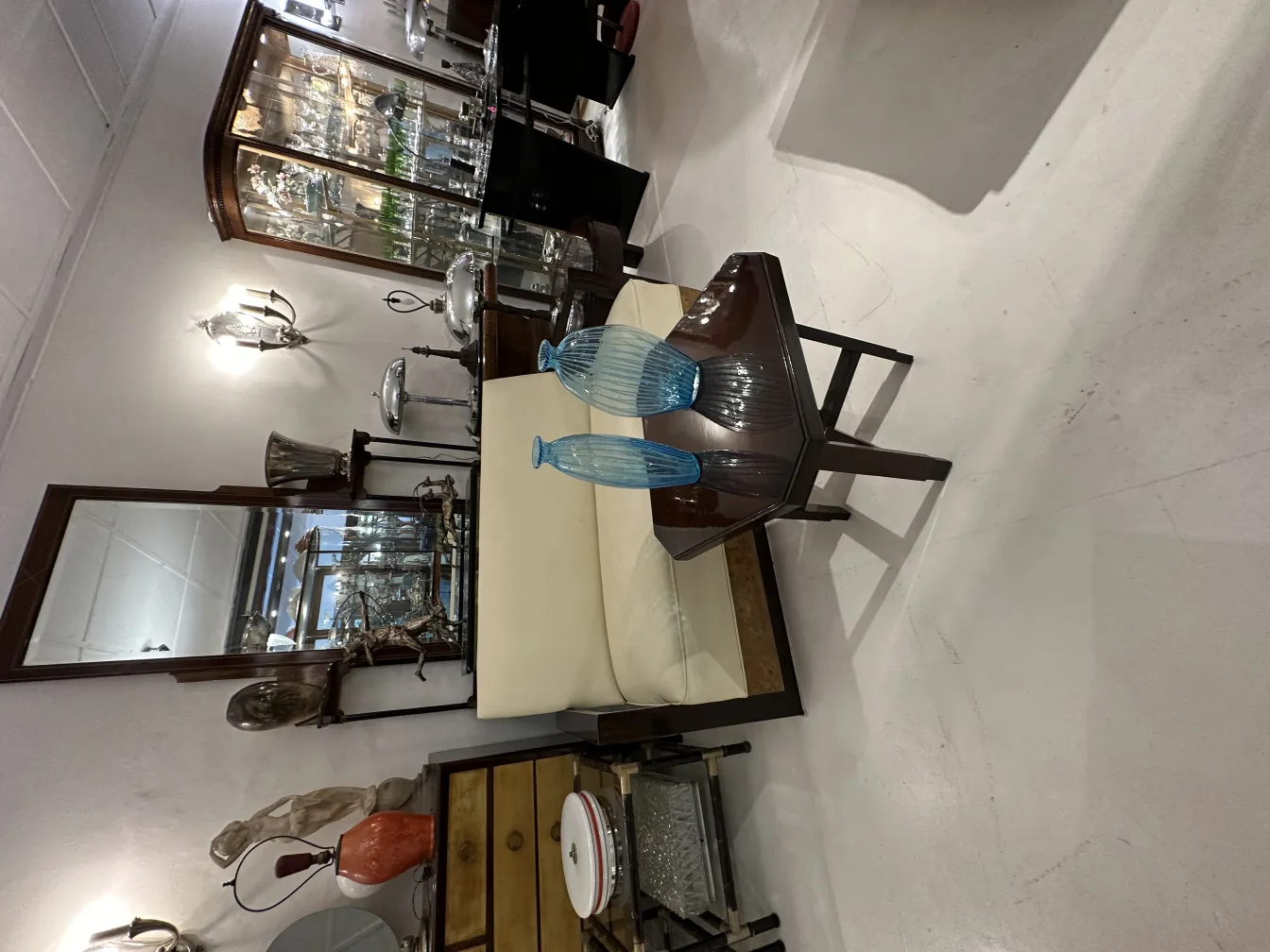 deux vases anciens bleus sur une table