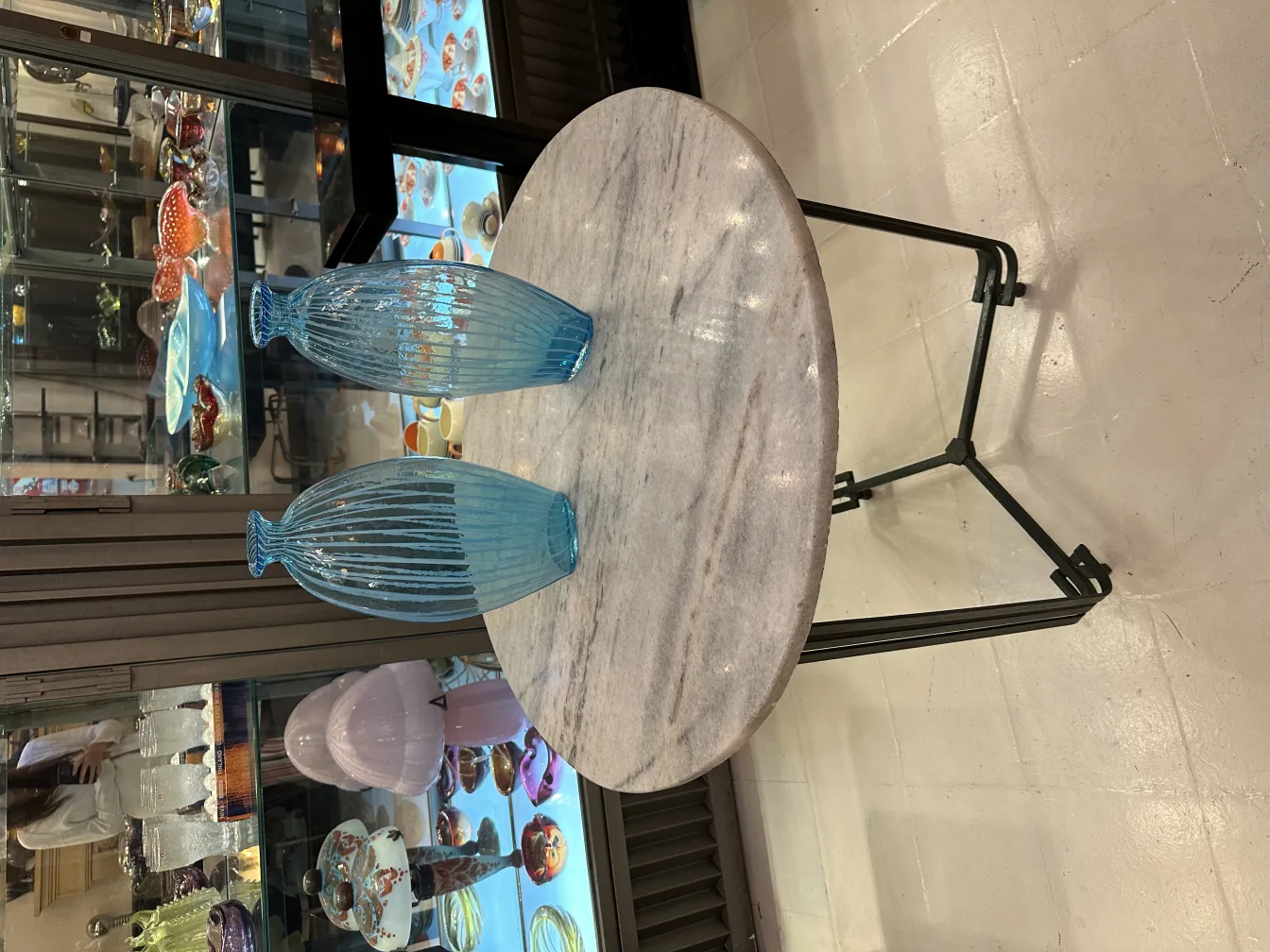 dois vasos azuis antigos sobre uma mesa