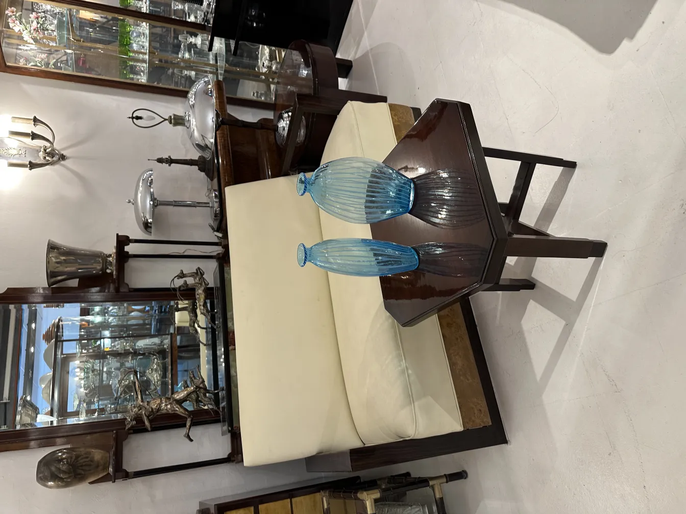 zwei antike Vasen mit elegantem Design auf einem Tisch