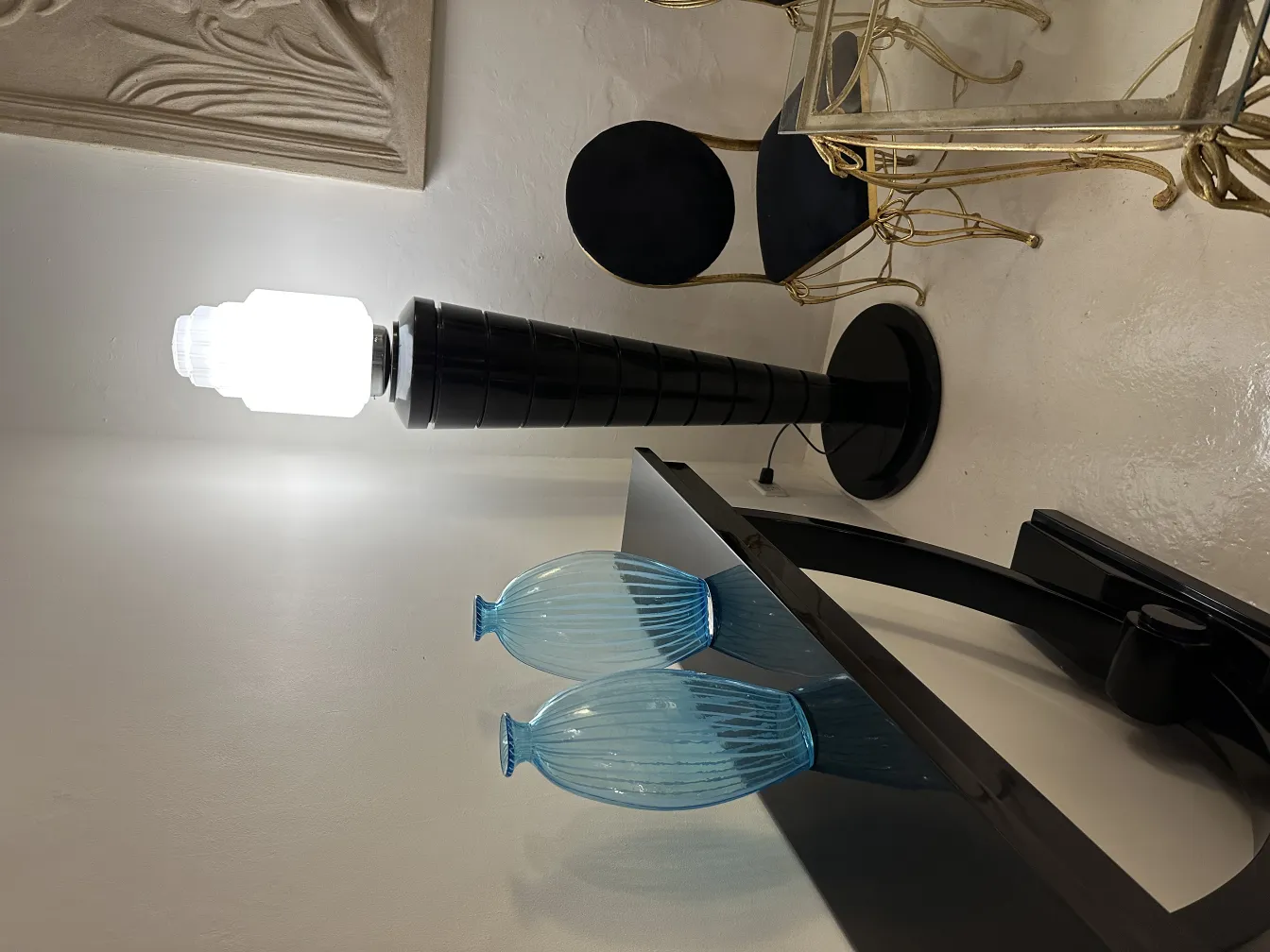 古い青い装飾花瓶が2つ、縦のストライプがあり、エレガントな環境にある