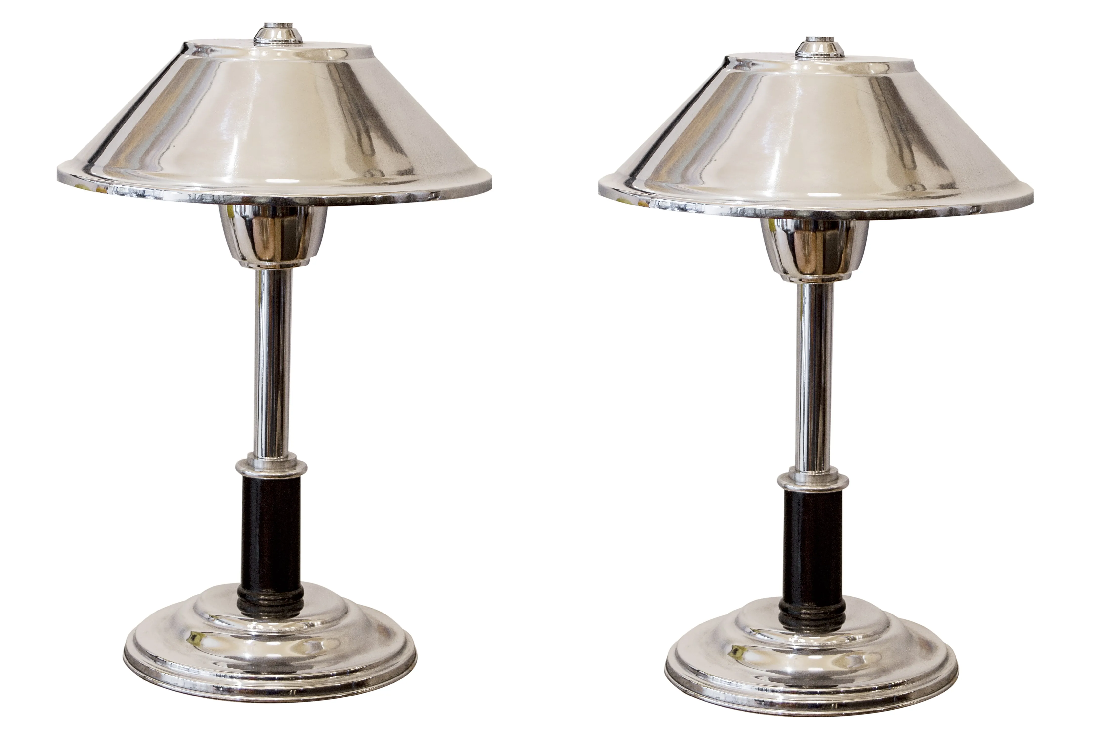 Antiga luminária de mesa com uma cúpula brilhante em um ambiente acolhedor.