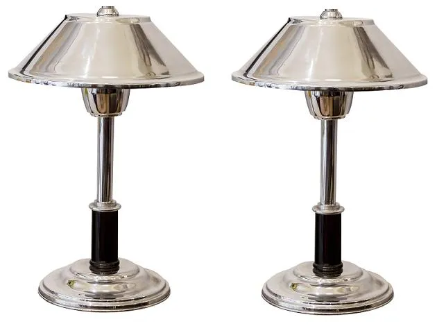 Lámpara de mesa antigua plateada con pantalla cónica