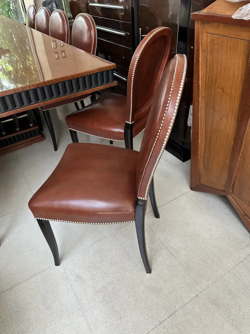 Tavolo da pranzo antico per 12 persone in un ambiente elegante.