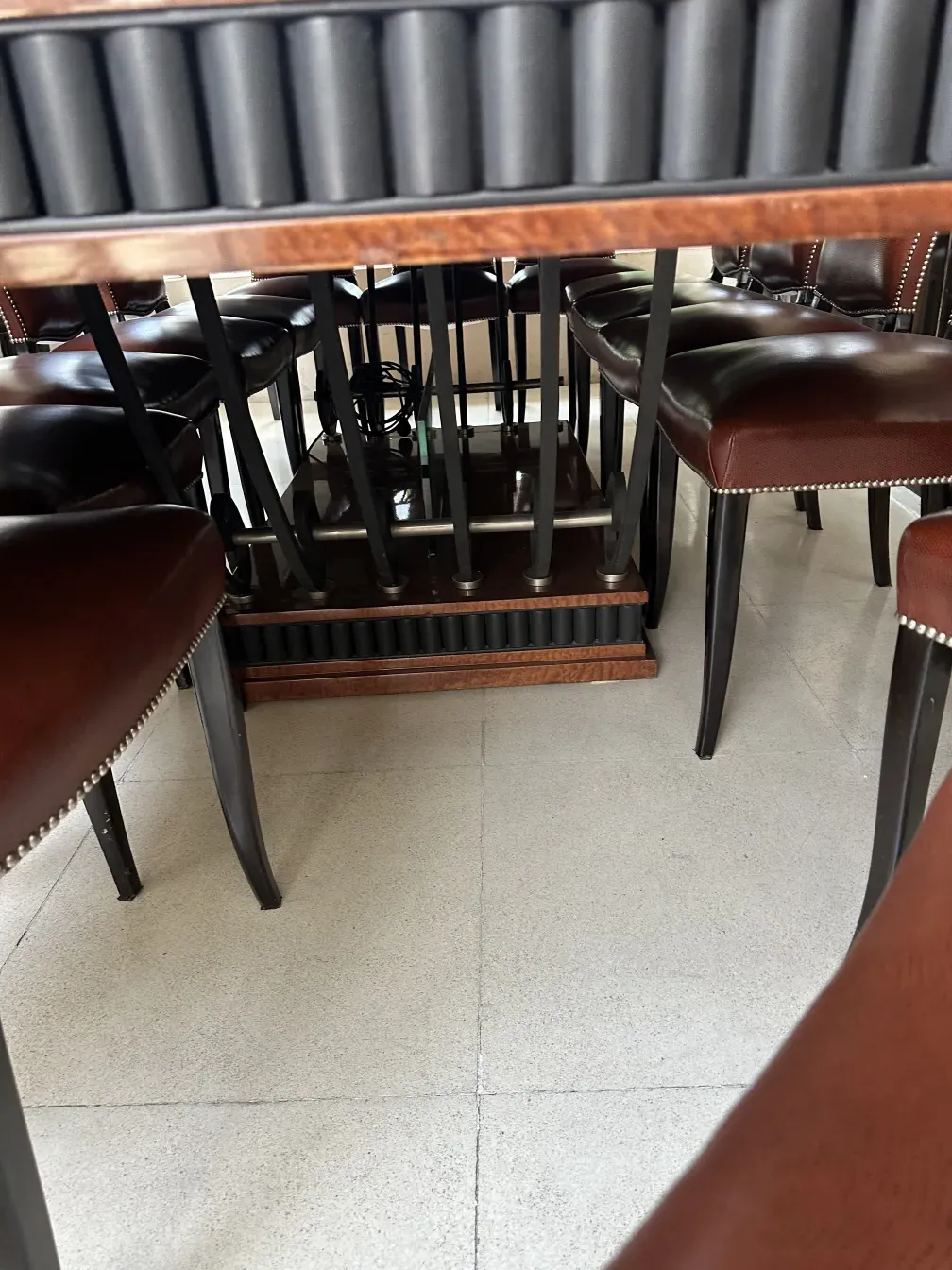 古董餐桌，适合12人，配有优雅的椅子，背景现代。