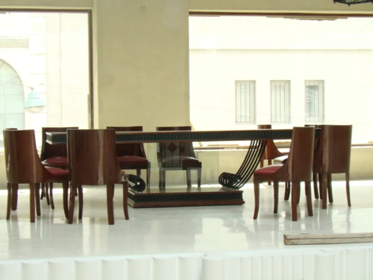 Table à manger antique art deco pour 12 personnes dans un cadre élégant.