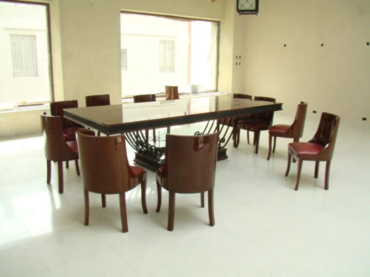 पुरानी आर्ट-डेको खाने की मेज़ 12 लोगों के लिए, न्यूनतम वातावरण में.