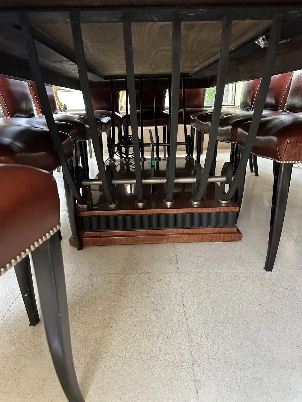 table à manger antique de style art déco pour 12 personnes avec des chaises autour