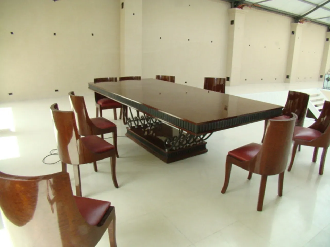 Table à manger antique impressionnante pour 12 personnes entourée de chaises design