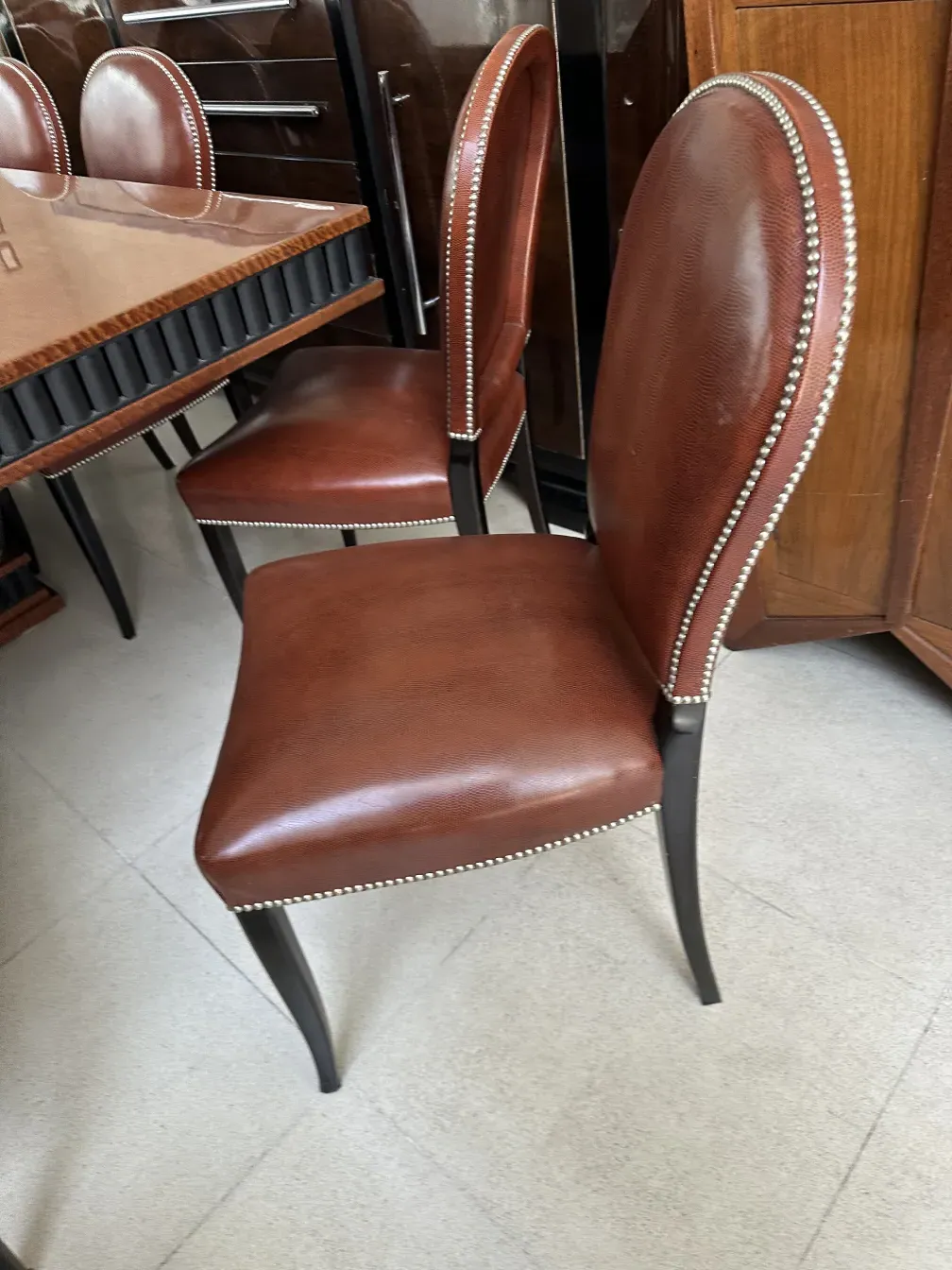 Antike Art Deco Esstisch für 12 Personen in einem eleganten Ambiente mit passenden Stühlen.