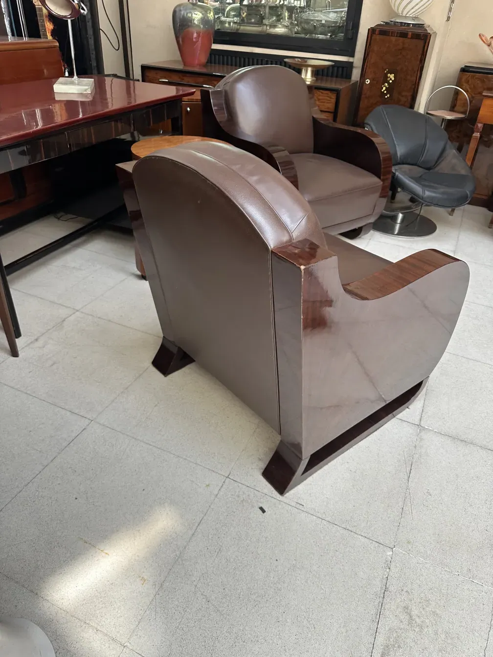 deux fauteuils anciens de style art deco dans une pièce