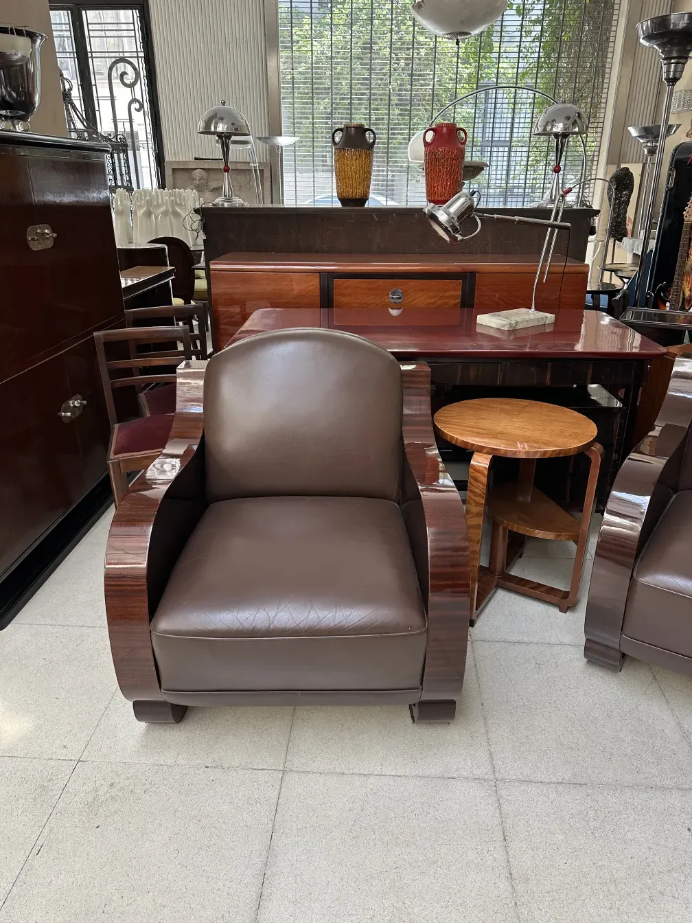 Dos sillones antiguos de diseño art deco en un ambiente acogedor.