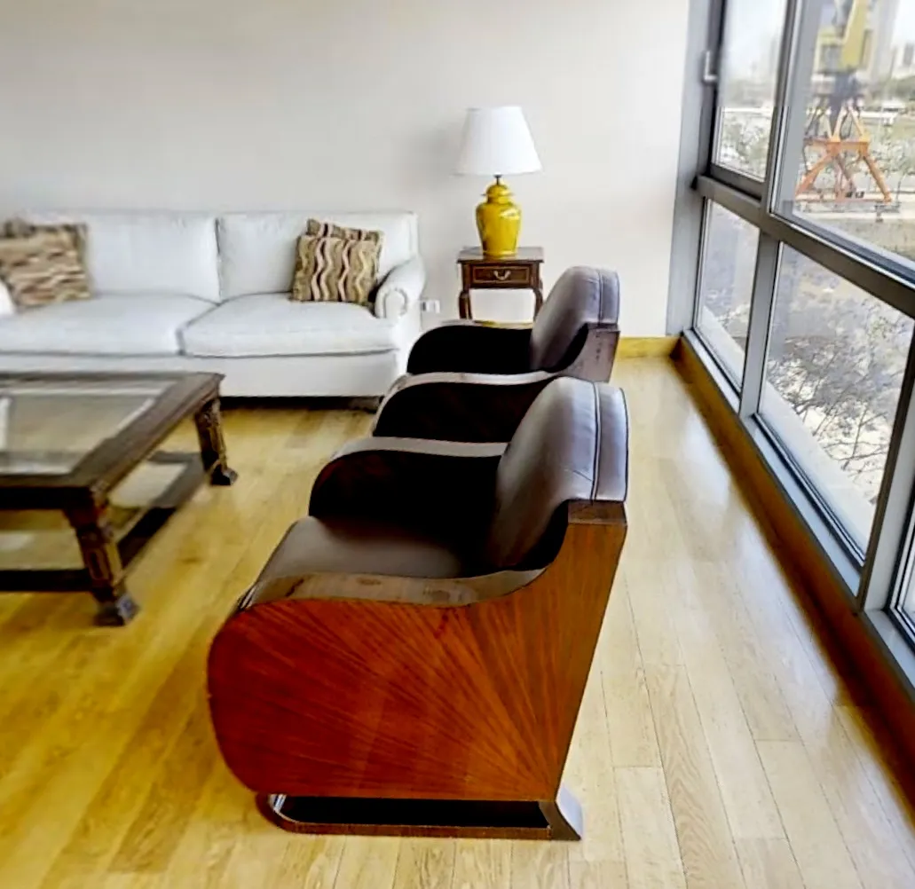 Два старых кресла в стиле арт-деко в светлом living room.