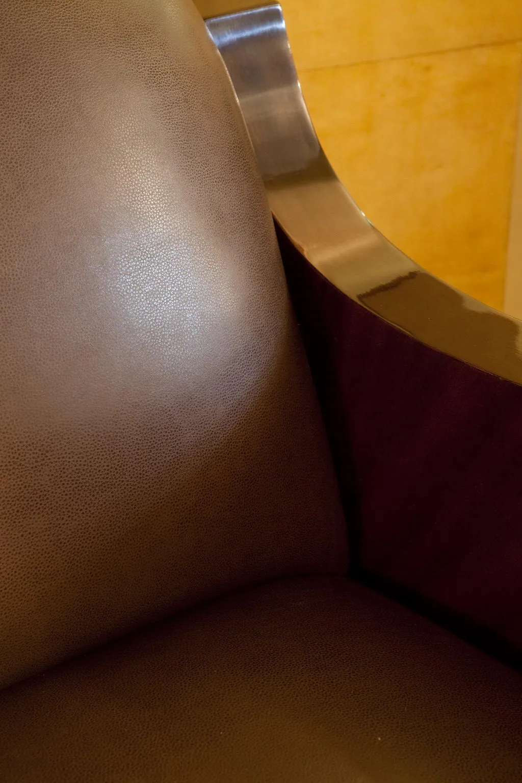 Dettagli di 2 poltrone antiche art deco, colore marrone, design elegante