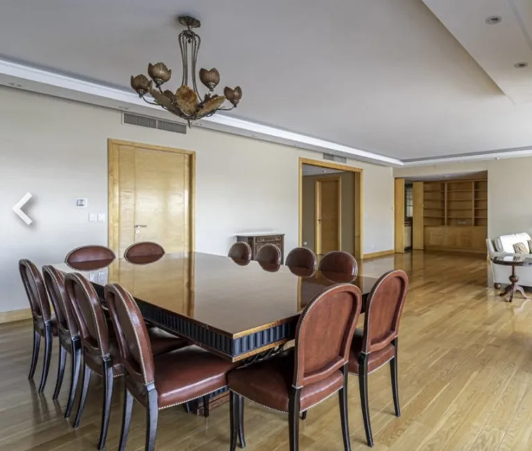 12 chaises antiques dans un cadre art deco léger et élégant